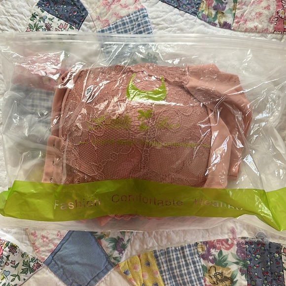 New never wore lace bra front closure - Picture 3 of 3